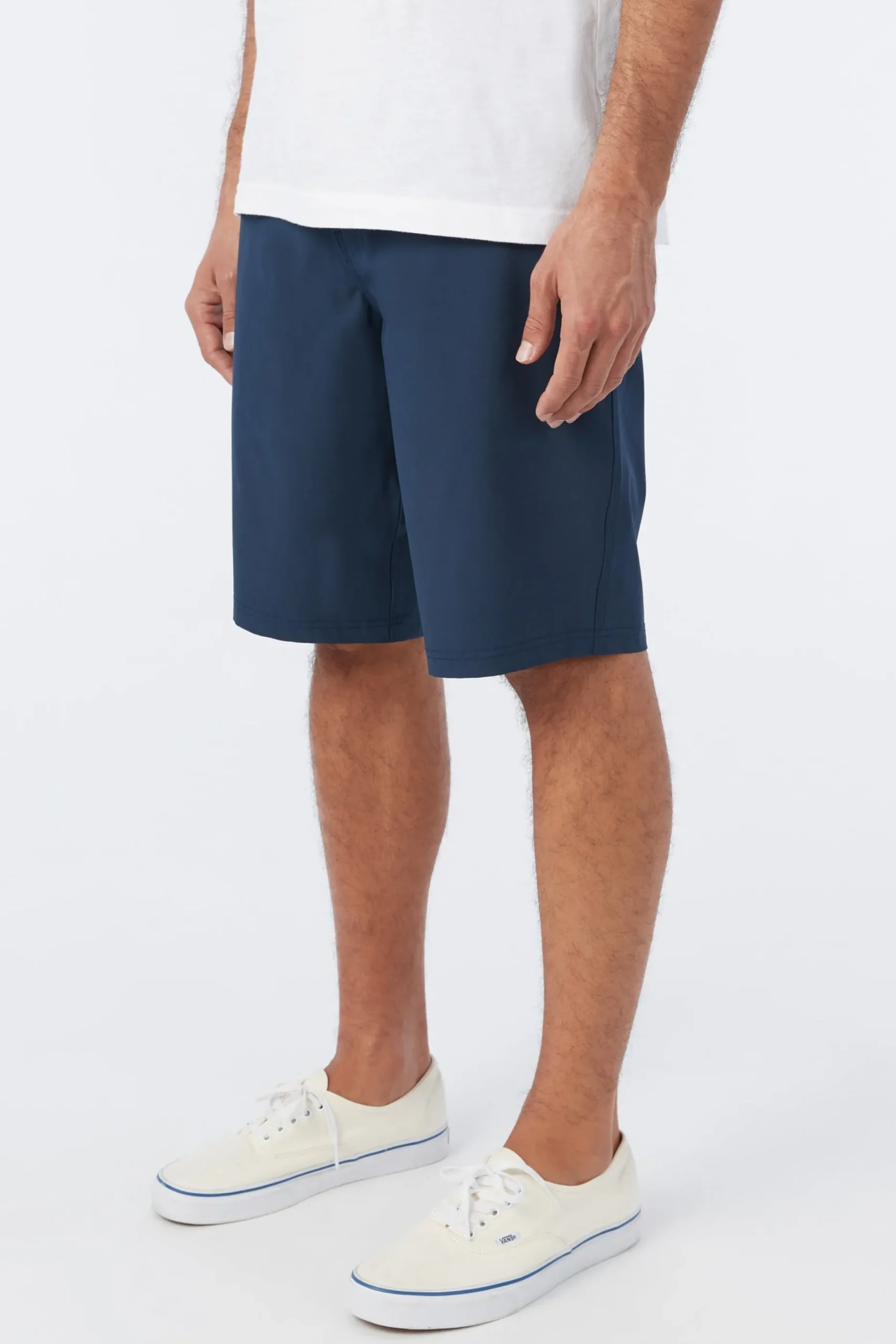 RESERVE SOLID 21" HYBRID SHORTS